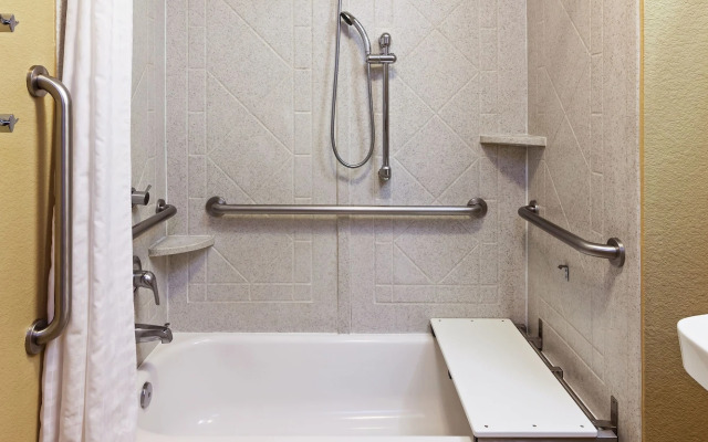 Candlewood Suites Pearland by IHG