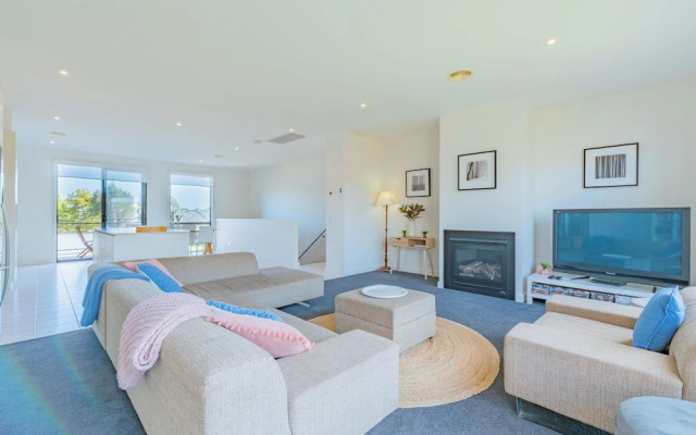 3 Bedroom Condo - Access to Pool Torquay