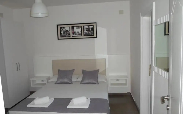 Apartments and Rooms Four Roses