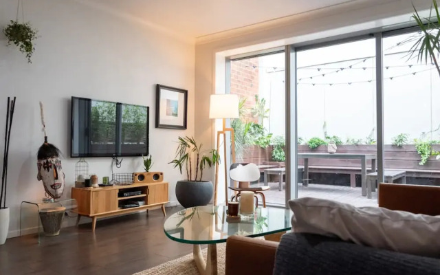 Modern 1 Bedroom Apartment With Spacious Courtyard in CBD
