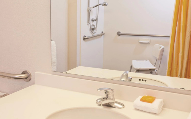 Super 8 by Wyndham South Holland