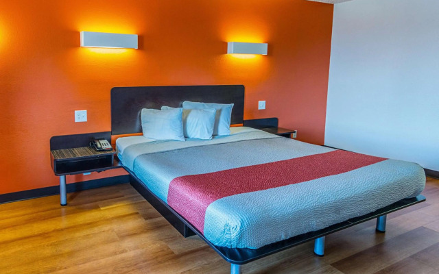 Motel 6 Waxahachie, TX