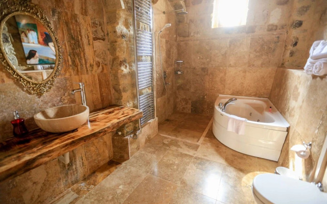 Abu Hayat Cave Suites