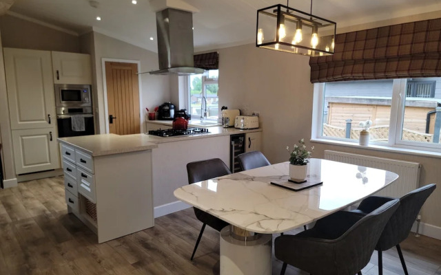 Luxury 2-bed Lodge in Routh, Sleeps 4 With Hot Tub