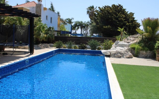 Immaculate 3-bed House in Pentakomo