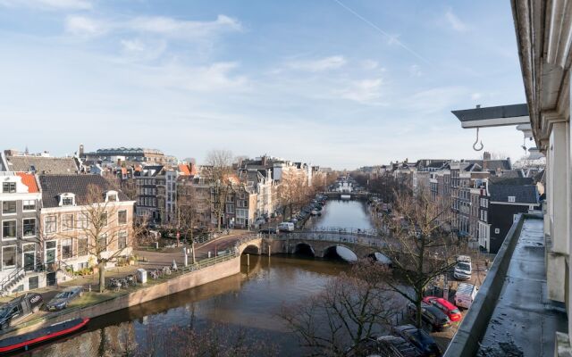 17th Century Canal Apartment with Roof Terrace