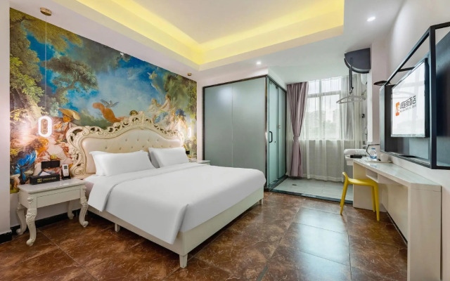 Haikou V8 Chaoman Tour Hotel