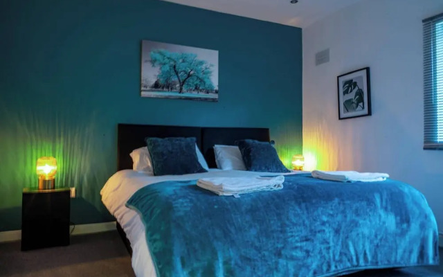 4br-sleeps8-privategarden-freeparking