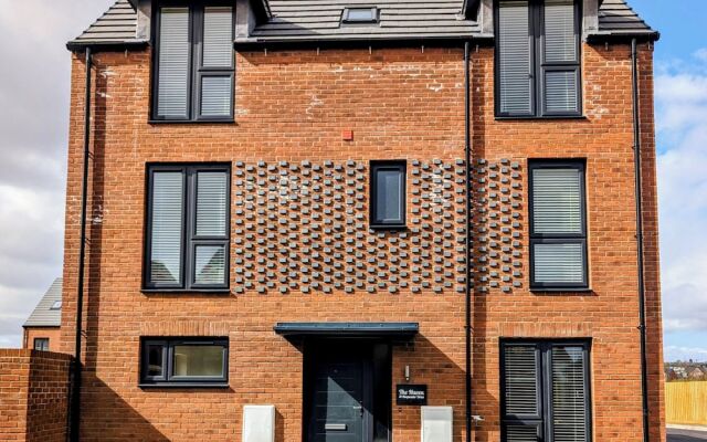 Charming 4-bed House in Newport