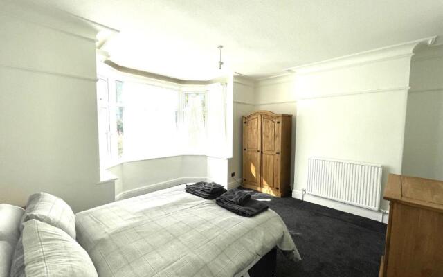 3 bedroom Garden apartment next to craig-y-don park