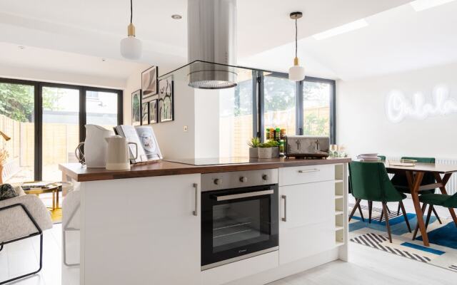 The Brixton Hill - Modern & Bright 2BDR Apartment with Garden