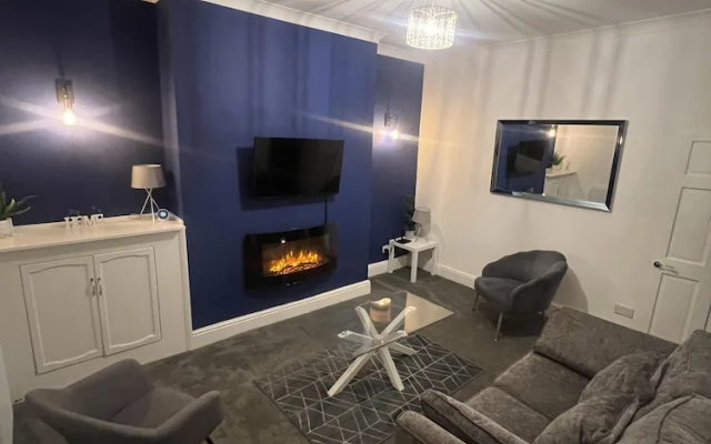 2-bed Home - Sleeps 4, Parking & Garden