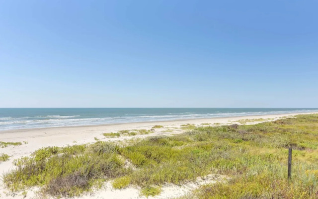 Pet-friendly Galveston Home w/ Wraparound Deck