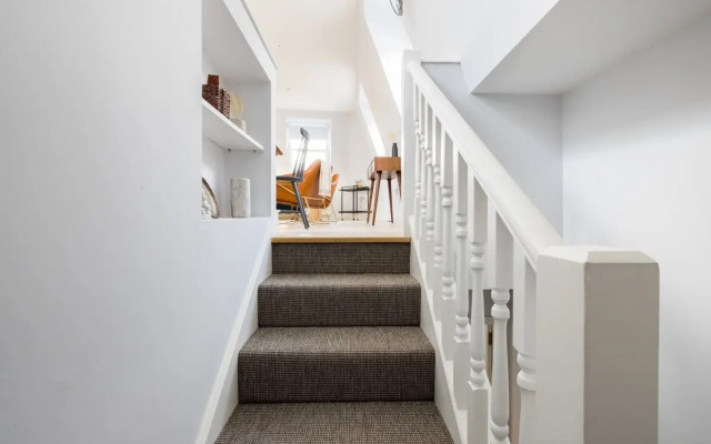 The Margravine Maisonette - Modern & Bright 2BDR Flat