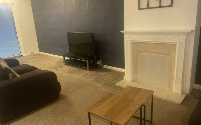 4 Bed Comfy House in Birmingham