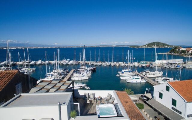 Good Life, Luxury Seafront Apartment