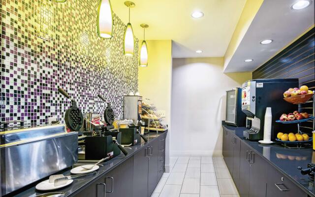 La Quinta Inn and Suites Woodlands South