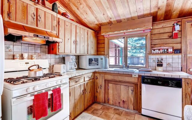 Alm Haus Standard Downtown Private Home by McCartney