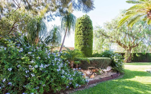 Private Pool, Garden, Barbecue and Beach Nearby