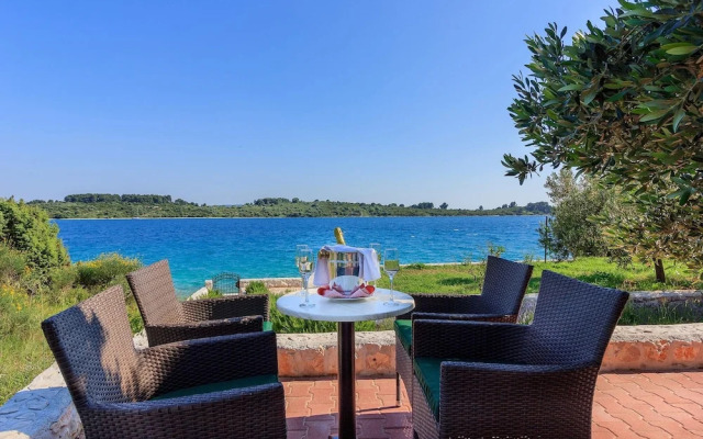 Beachfront Luxury Villa w. Pool & Large Garden