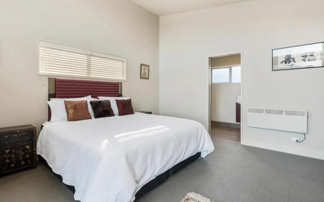 Lake Views on Yewlett - Queenstown Holiday Home