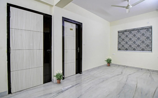 OYO Townhouse 1128 Hotel Royal Palm Inn