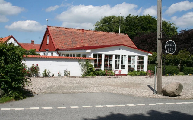 Hoby Gård Bed & Breakfast