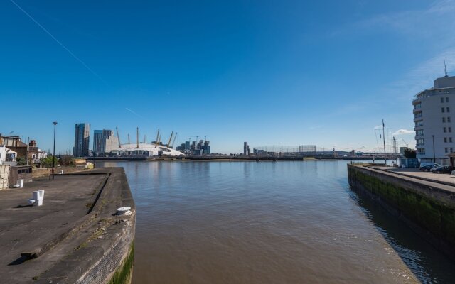 Welcoming Canary Wharf Home by the O2 Arena