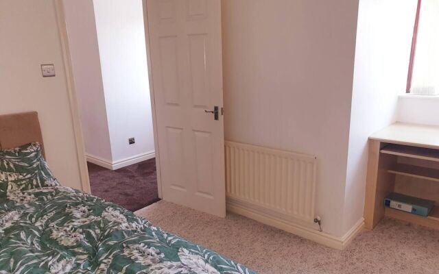 Lovely 4-bed , 3 Bath Villa in Bolton, Manchester