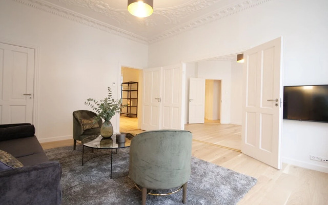 Sanders King - Smart 4-bdr Apt in City Center