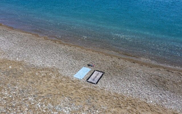Live by the sea at House Almyra