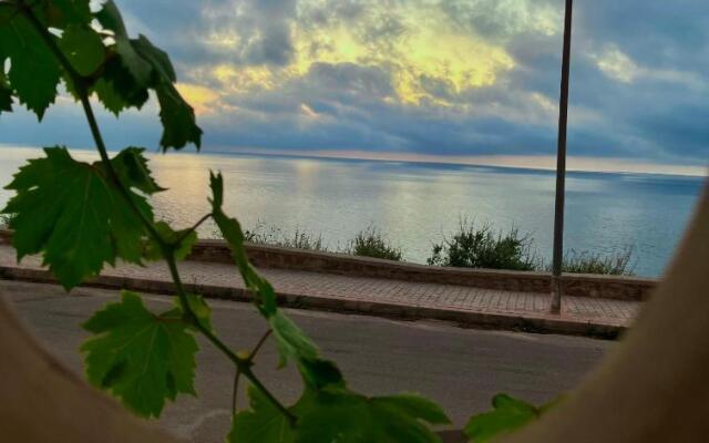Seaside View: Enjoy Sunsets at fully equipped Apt.