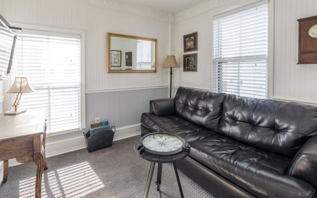 Queen Vic Guest House Provincetown Adults Only