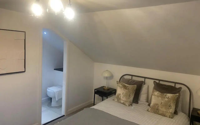 Sleeps7-parking-garden-patio