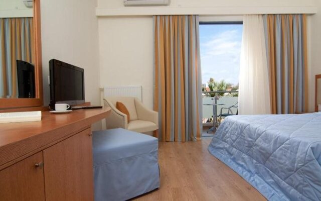 Saronis Hotel