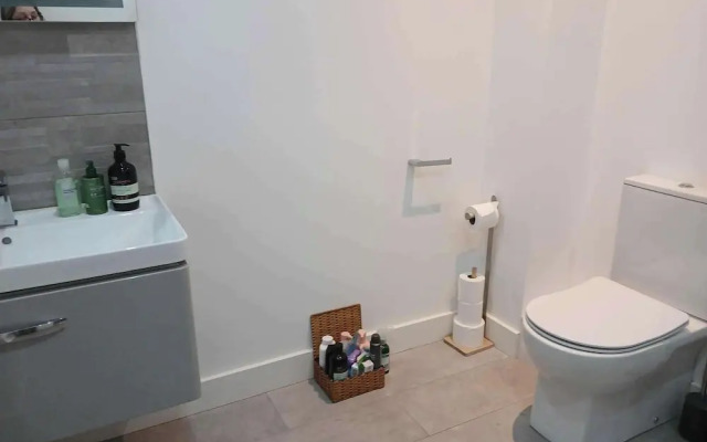 2 Bed-sleeps 5- Street Parking-3 Min to Beach