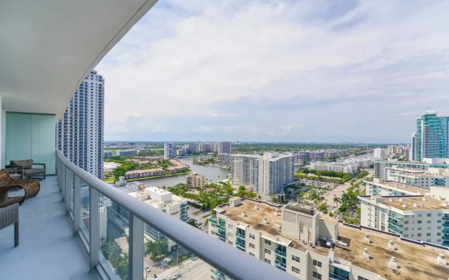 Fantastic 2BR Condo at Hollywood