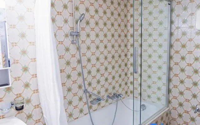 Gruyère House with Fireplace and Views of the Alps – Bathroom – Haut-Intyamon
