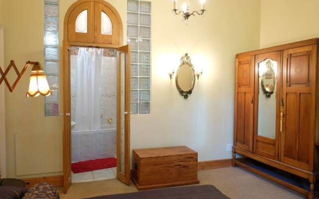 Jambo Guest House Rose Room in Green Point