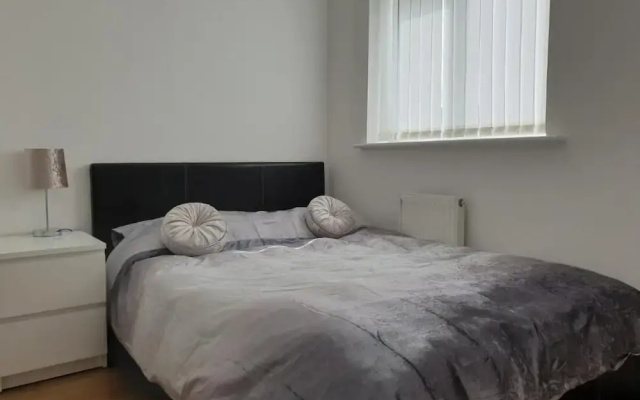 Charming Liverpool Home With Gardens and Parking