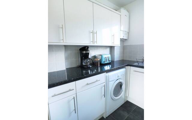 Newly Renovated 1 Bedroom Flat - Sleeps 4