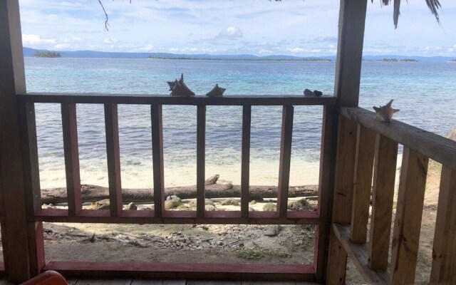 Private Ocean-Front Cabin with private bathroom on San Blas Island