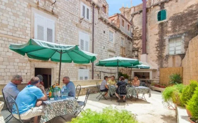 Amoret Apartments