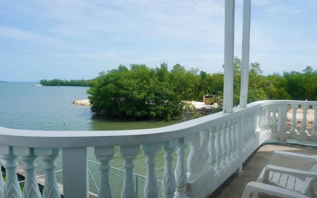 See Belize Waterside Sea View 2-bedroom Apartment w Balcony, Pool & Deck 2nd FL