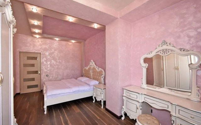 North Ave. apartment by Luxe Group HH777