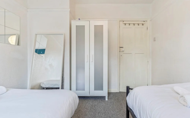 2 Bedroom Apartment - Parking, Wifi, Central