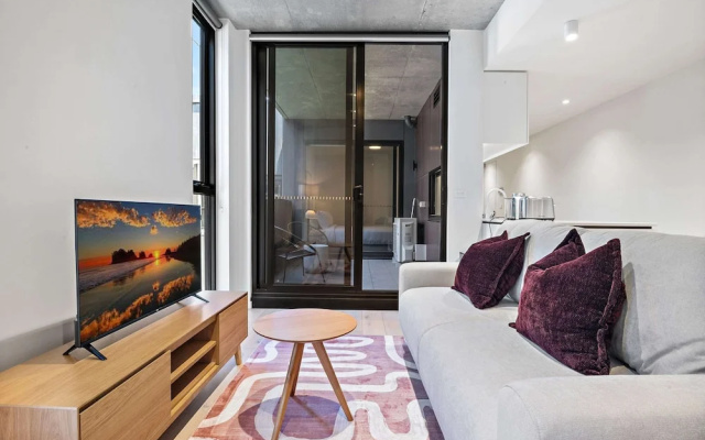 Well-lit 2-bed Apartment With Balcony – Guest Rooms – Melbourne