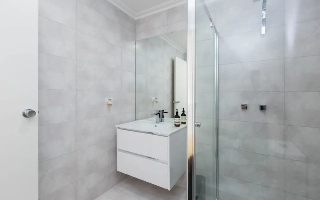 ROLAND, 1BDR Melbourne Apartment