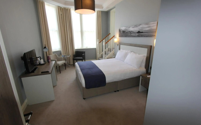 Yarrow Hotel
