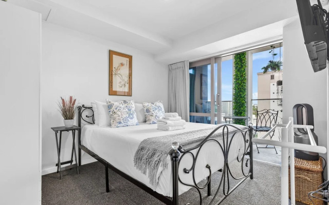 2Br Apt With Balcony & Parking In Prime Spo